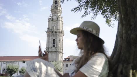 Blurred-on-foreground-woman-in-modern-park