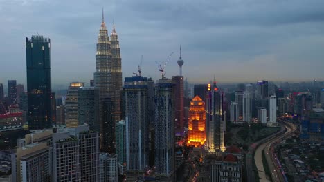 Twilight-Beleuchtung-Kuala-Lumpur-Stadtzentrum-Verkehrsstraße-aerial-Panorama-4k-Malaysia