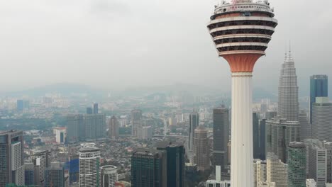 Kuala-Lumpur-Stadtbild-Innenstadt-von-berühmten-Turm-Draufsicht-Punkt-Antenne-Panorama-4k-Malaysia