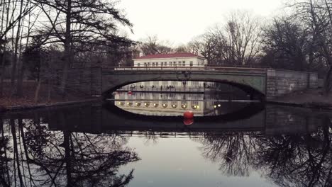 Prospect-Park-See-und-Brücke-in-Brooklyn,-New-York