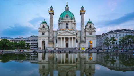 La-ciudad-de-Viena,-Austria-día-a-noche-timelapse-de-Karlskiche-iglesia-en-Viena,-lapso-de-tiempo-4K