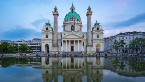 Stadt-Wien,-Österreich-Tag-zu-Nacht-Zeitraffer-der-Karlskiche-Kirche-in-Wien,-Zeitraffer-4K