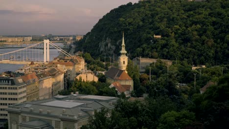 Colina-de-Gellert-y-el-puente-de-Elizabeth