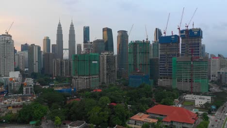 noche-Kuala-Lumpur-centro-de-construcción-aéreo-panorama-timelapse-4k-Malasia