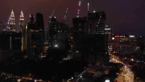 iluminación-nocturna-Kuala-Lumpur-centro-de-tráfico-Road-panorama-aéreo-timelapse-4k-Malasia