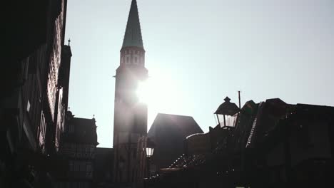 Alte-St.-Nicholas-Kirche-Turm-und-Frankfurt-Christmas-Market-Hintergrundbeleuchtung-durch-Sonnenlicht