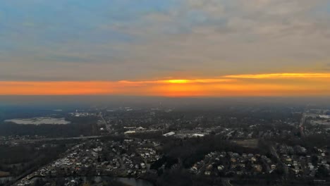 Bunte-Landschaft-des-Flusses-in-der-Nähe-eines-Waldes-unter-einem-schönen-Himmel-mit-hellen-Wolken-bei-Sonnenuntergang-in-einem-wunderschönen-Park-während