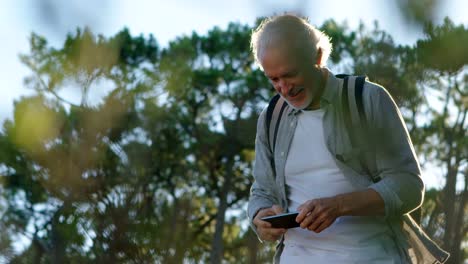 Senior-hombre-clic-en-fotos-con-el-teléfono-móvil-en-el-campo-4k