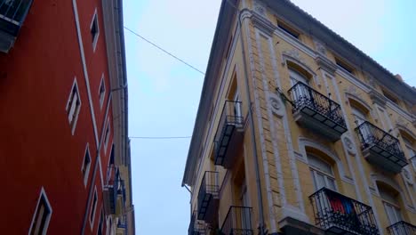 Bellos-edificios-pintorescos-de-la-ciudad-con-un-diseño-nacional-clásico