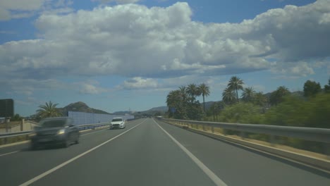 Conduciendo-a-lo-largo-de-una-carretera-rural-española