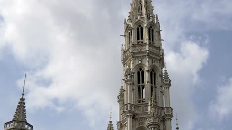 Tilt-down-of-the-Gothic-City-Hall-of-Brussels