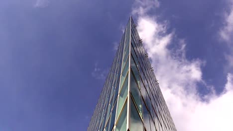 Corner-Bürogebäude-gegen-Himmel