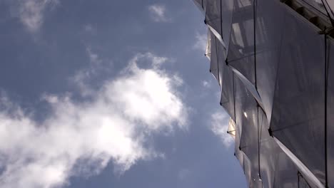 Bürogebäude-gegen-Himmel-in-Hamburg