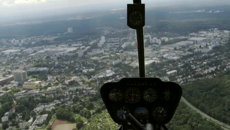 Hubschrauber-fliegen-cockpit-Blick-über-Frankfurt