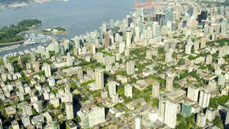 Luftaufnahme-über-Vancouver-City-Harbour-Wolkenkratzern-der-Innenstadt