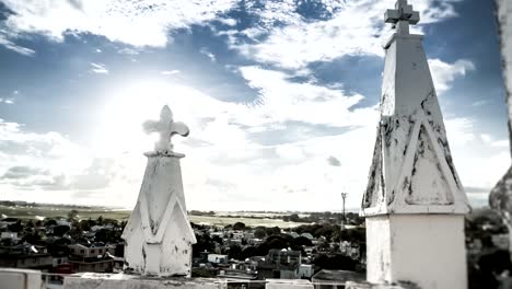 Cruce-sobre-mauriciano-iglesia-con-sol,-que-reflejan