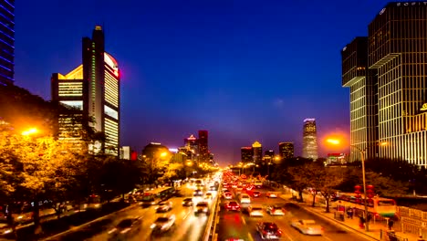 Beijing,-China-–-29.-September-2014:-Am-Abend-ist-der-Verkehr-auf-die-Changan-Avenue-nahe-der-Haltestelle-Guomao-Geschäftsviertel,-Peking,-China