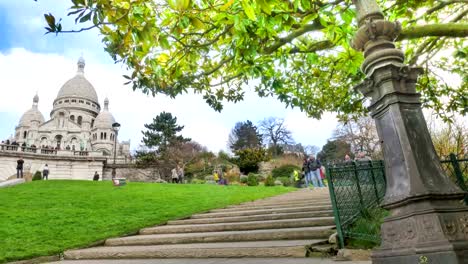 Die-Basilika-des-Heiligen-Herzen-am-Montmartre-Zeitraffer-in