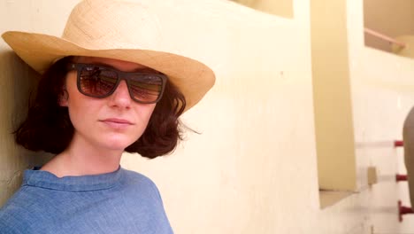 woman-with-hat-and-sun-glasses-at-horse-race