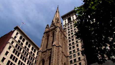 Edificio-alto-de-la-ciudad-de-Pittsburgh-y-la-iglesia