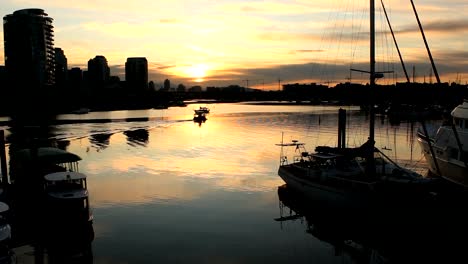 False-Creek-Morgen-Boote-Übergeben