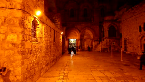 Iglesia-del-sepulcro-santo-en-la-noche,-Jerusalén,-Israel