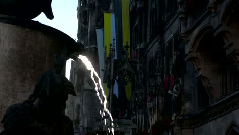 Springbrunnen-im-Münchner-Marienplatz