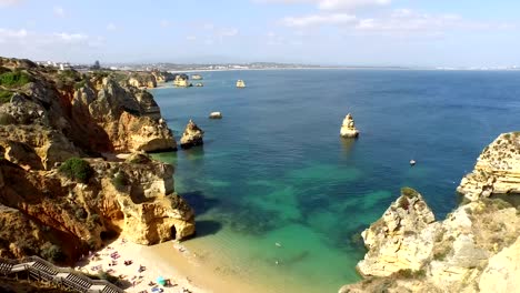 Vista-aérea-de-rocas-naturales-cerca-de-Lagos-del-Algarve-en-Portugal