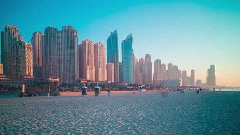 Lapso-de-tiempo-de-puesta-de-sol-en-la-playa-de-marina-de-dubai