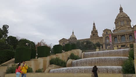 Día-nublado-barcelona-fuente-de-Palacio-Real-lado-frontal-4-k,-España