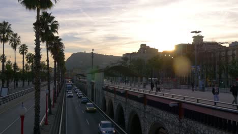 Tráfico-de-calle-de-la-bahía-al-atardecer-barcelona-panorama-4-k,-España