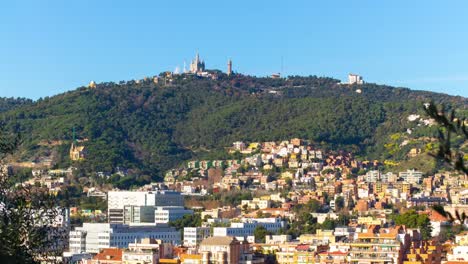 montjuic-park,-sonnigen-Blick-auf-den-Vergnügungspark-Tibidabo-4-k-Zeitraffer-Barcelona