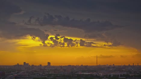 RUSSLAND.-MOSKAU-–-2014-:-TL-farbenfrohen-Sonnenuntergang-über-der-Stadt