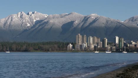 Torres-de-Vancouver,-montaña-nieve,-Kitsilano-4-K