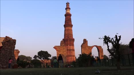 Qutub-Minar-en-Delhi-tiempo-lapso