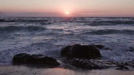 Ocean-waves-crashing-on-seashore-rocks,-Ciudad-del-Cabo,-Sudáfrica