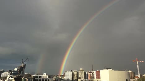 Arco-iris-encima-de-los-edificios-de-la-ciudad