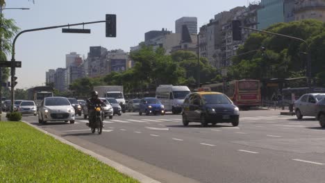 Traffic-motion-in-Downtown-Buenos-Aires