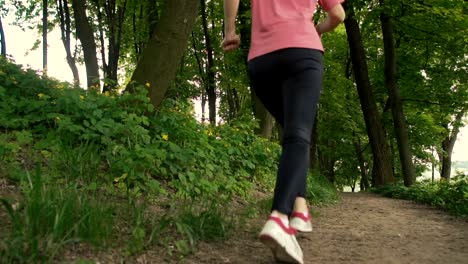 Mädchen-Running-im-Park