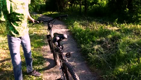 Chico-adolescente-rollos-de-los-deportes-bicicleta-y-lo-dice-que-estacione.