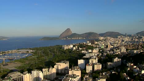 Volando-bajo-por-encima-de-Río-De-Janeiro,-Brasil