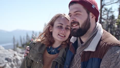 Pareja-disfrutando-de-la-vista-alta-en-las-montañas