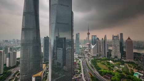 China-shanghai-Stadtbild-Verkehr-Straße-Sturm-Himmel-berühmte-Gebäude-Panorama-4k-Zeitraffer