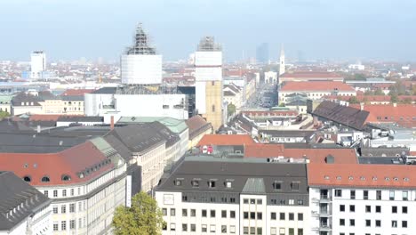 Vista-sobre-la-ciudad-de-Munich-de-la-tapa-del-Ayuntamiento-en-Marienplatz.