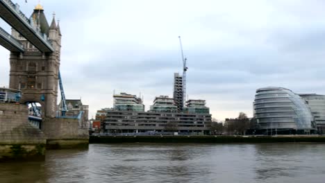 The-London-bridge-and-the-urbanized-city-of-London