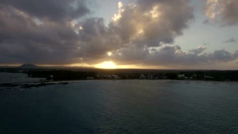 Luftaufnahme-des-Sonnenuntergangs-auf-Mauritius