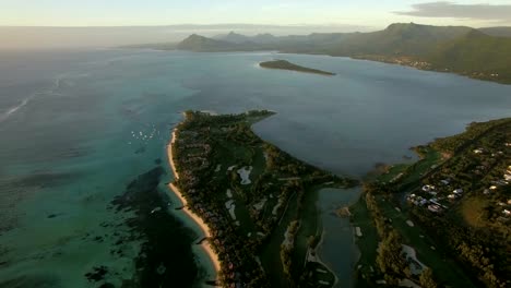 Vista-aérea-de-la-península-de-Le-Morne-Brabant,-Mauricio