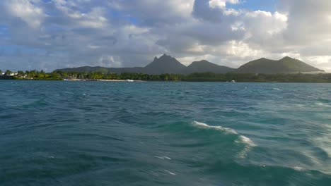 Malerische-Aussicht-auf-den-Strand-und-den-Indischen-Ozean-von-Yacht,-Insel-Mauritius