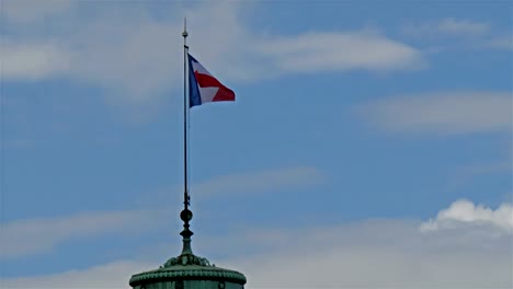 Die-rot-weiß-blaue-Flagge-Frankreichs-winkt