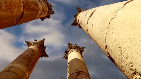 Columnas-romanas-en-la-ciudad-jordana-de-Jerash-(Gerasa-de-antigüedad),-capital-y-ciudad-más-grande-de-Jerash-Governorate,-Jordania